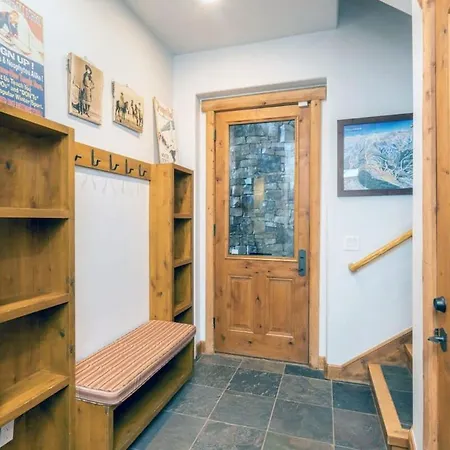 Incredible 3br Ski In Out With Views *