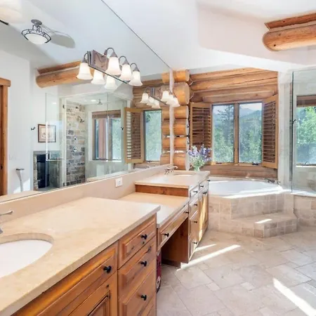 Incredible 3br Ski In Out With Views *