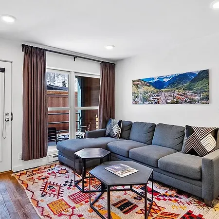 Apartment Floor With Balcony - Steps To Lifts & Main Street *