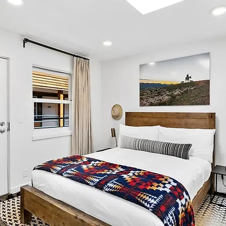 Floor With Balcony - Steps To Lifts & Main Street Apartment *