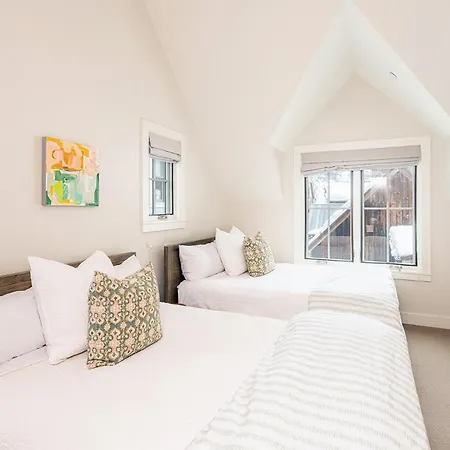 330 W Pacific B Townhouse