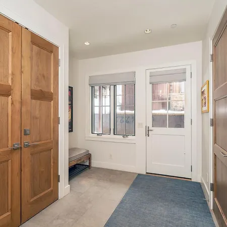 330 W Pacific B Townhouse