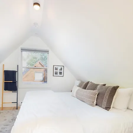 Walk To Everything, Views To The Waterfalls Sleeps 8 Telluride