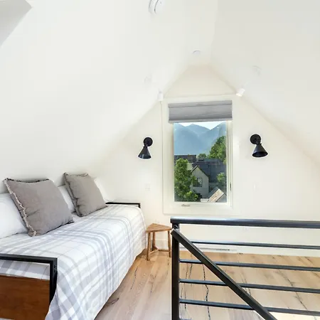 Holiday home Walk To Everything, Views To The Waterfalls Sleeps 8