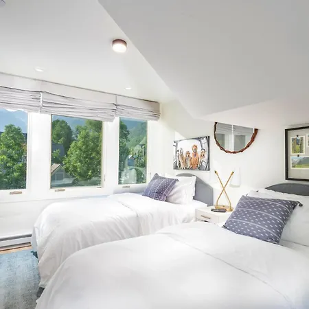 Walk To Everything, Views To The Waterfalls Sleeps 8 Holiday home Telluride
