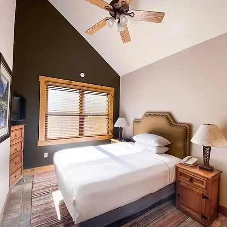 2 Bedroom Condominium - Luxury Skiin And Out - On River To Holiday home *