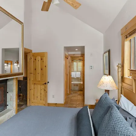 2 Bedroom Condominium - Luxury Skiin And Out - On River To Holiday home