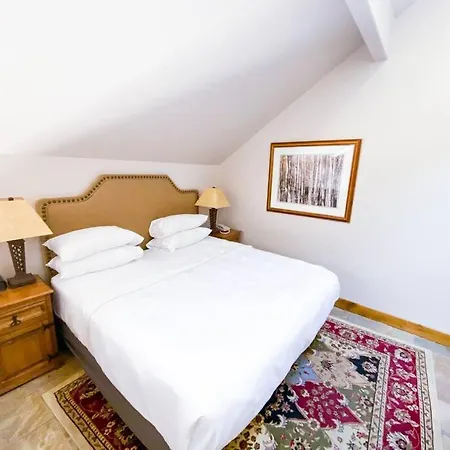 2 Bedroom Condominium - Luxury Skiin And Out - On River To Holiday home