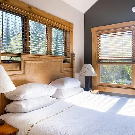 Holiday home 2 Bedroom Condominium - Luxury Skiin And Out - On River To