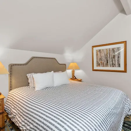 2 Bedroom Condominium - Luxury Skiin And Out - On River To *