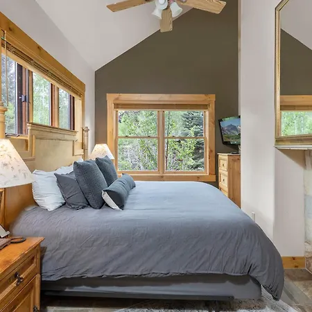 2 Bedroom Condominium - Luxury Skiin And Out - On River To