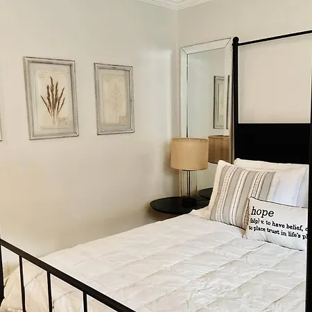 Beautiful Modern In-town With Kitchenette Apartment