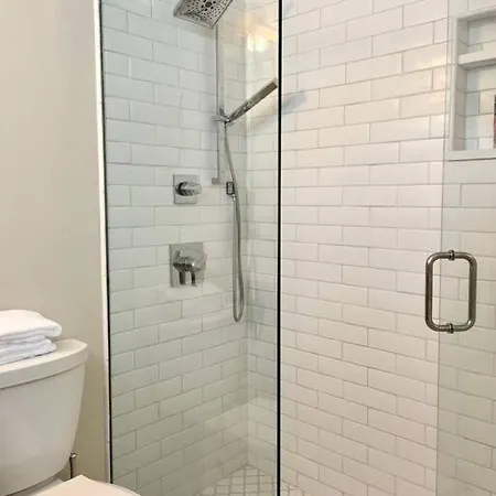 Apartment Beautiful Modern In-town With Kitchenette