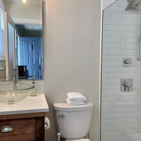 Apartment Beautiful Modern In-town With Kitchenette *