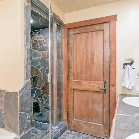 Penthouse At The Peaks 614