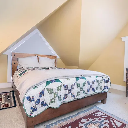 Columbine E Apartment *