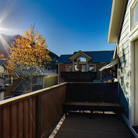 Columbine E Apartment *