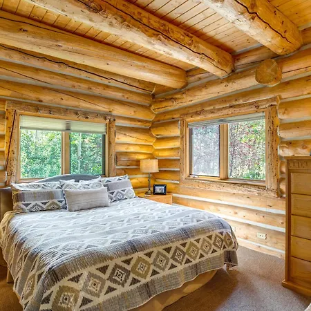 Ski-in/ski-out W/ Deck & Hot Tub! Holiday home *