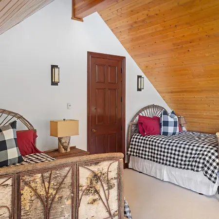 Camp - Golf Course, Views, Hot Tub, Gym! Holiday home
