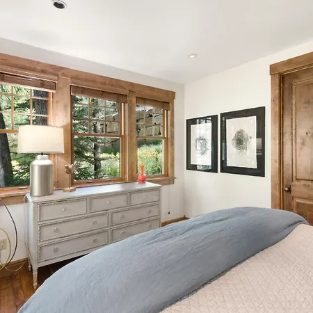Riverside House With Mountain Views Holiday home *