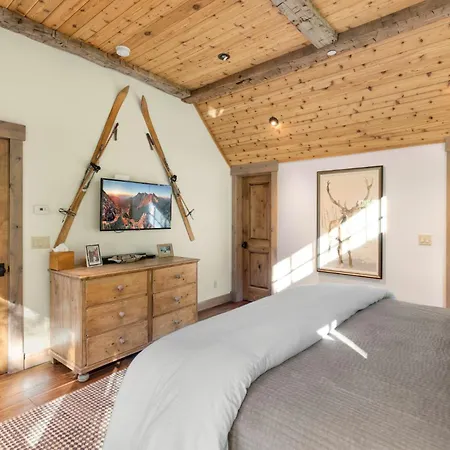 Riverside House With Mountain Views Holiday home *