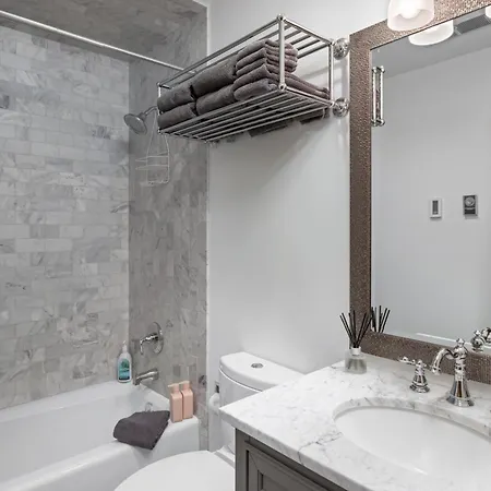 Apartment Village Hideaway - Convenience!