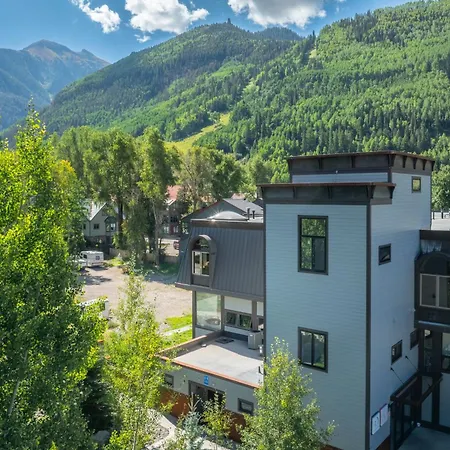 Village Hideaway - Convenience! Apartment *