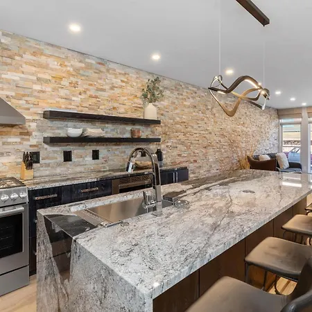 Luxurious1br In Town And Steps To The Gondola Holiday home *