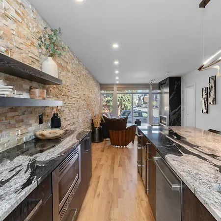 Holiday home Luxurious1br In Town And Steps To The Gondola