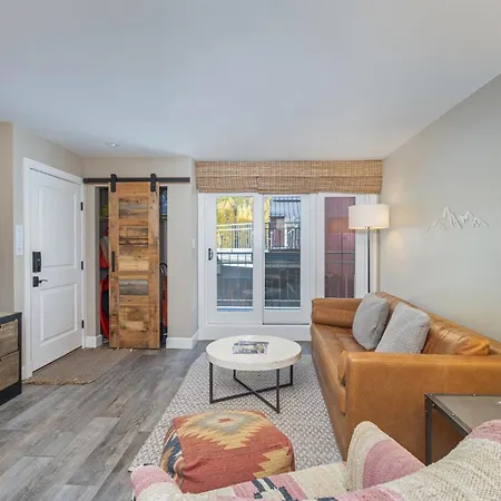 Apartment In Out In Town! Area Views, Fireplace, Hot Tub *