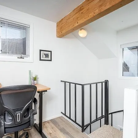 Comfort, Style, Short Walk To Town Park & Gondola *
