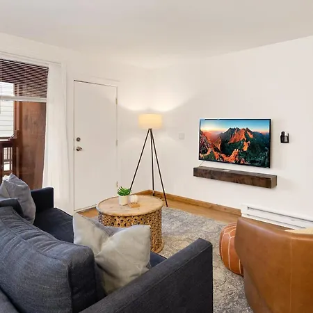 Comfort, Style, Short Walk To Town Park & Gondola Apartment *