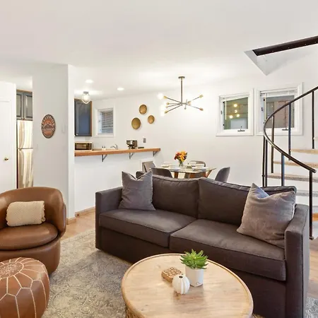 Comfort, Style, Short Walk To Town Park & Gondola