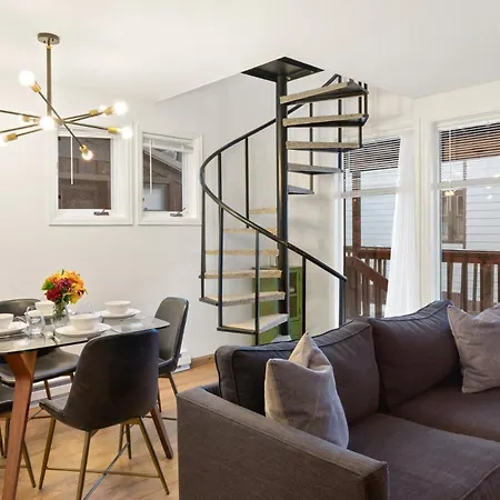 Comfort, Style, Short Walk To Town Park & Gondola Apartment