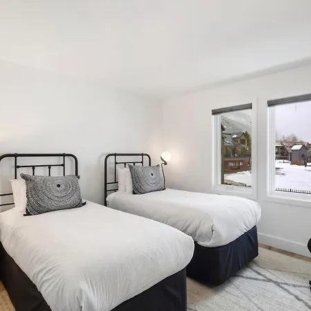 Apartment Sunny Condo, Box Canyon Views, Pool & Hot Tub *