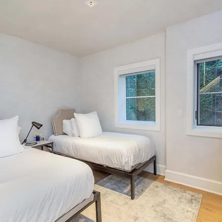 Upscale Near Lift And Town With Mountain Views Holiday home