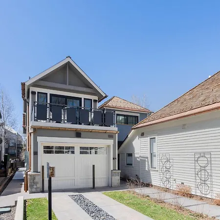 Upscale Near Lift And Town With Mountain Views Holiday home