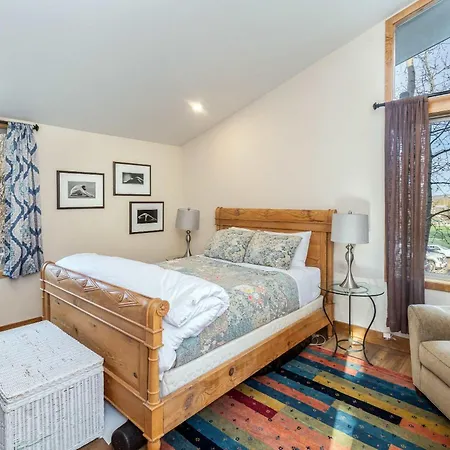 Charming With Shared Hot Tub Holiday home