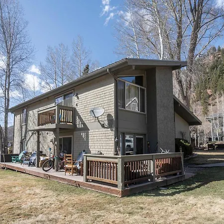Charming With Shared Hot Tub Holiday home *