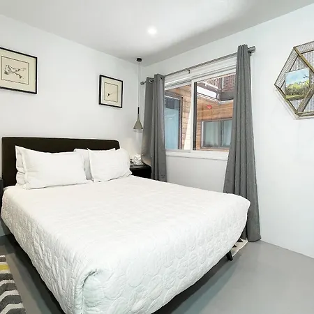 Downtown Modern Creekside Apartment *