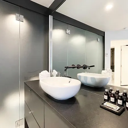 Downtown Modern Creekside Apartment *
