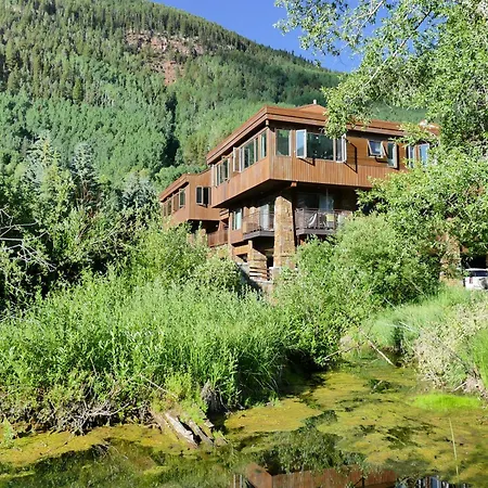 Downtown Modern Creekside Apartment *