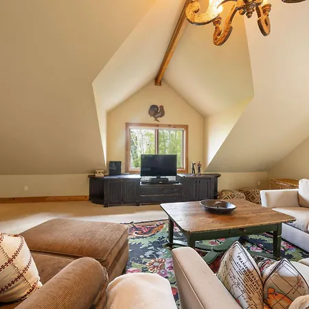 Luxury Mountain Retreat With Hot Tub And Views Holiday home