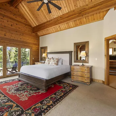 Holiday home Luxury Mountain Retreat With Hot Tub And Views