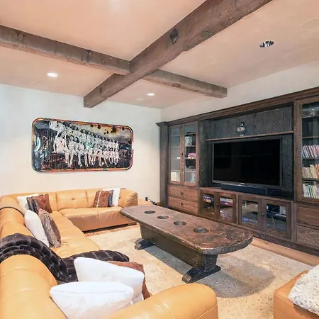 Robbers Roost By Exceptional Chalet *
