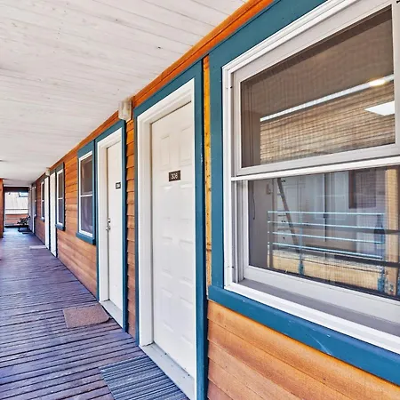 Floor With Balcony - Steps To Lifts & Main Street Apartment *
