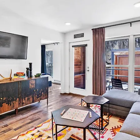 Floor With Balcony - Steps To Lifts & Main Street *