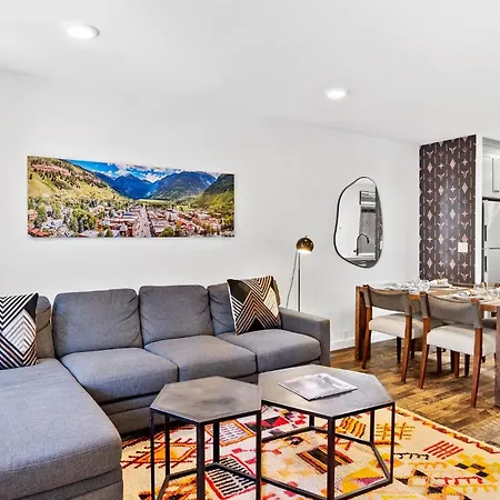 Apartment Floor With Balcony - Steps To Lifts & Main Street