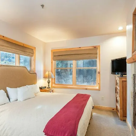 Mountain Village Getaway With Pool & Hot Tub *