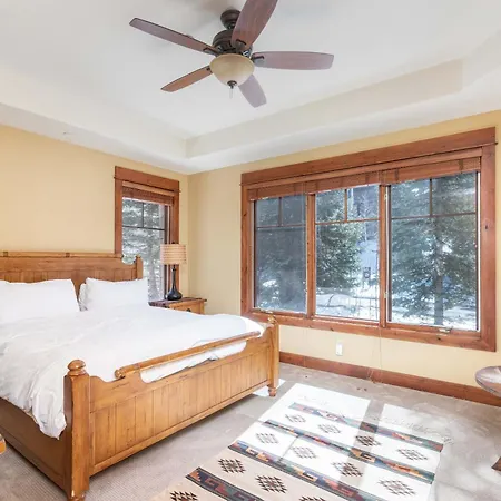 Ski-in Ski-out 4br W- Deck, Hot Tub, & Crib * Telluride